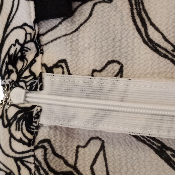 ASHRO Ruffled Floral Blouse - Picture 15 of 15